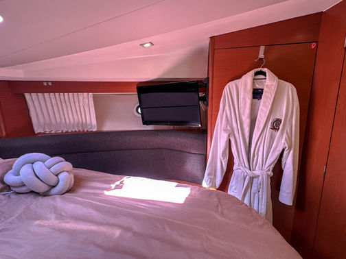 Hytter & WC Prestige 390S till salu med båtmäklaren Opulence Yachts