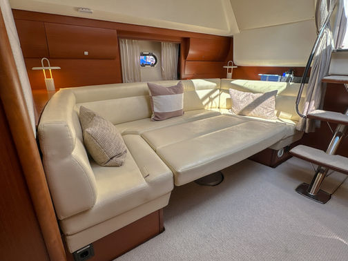 Salong & Pentry Prestige 390S till salu med båtmäklaren Opulence Yachts