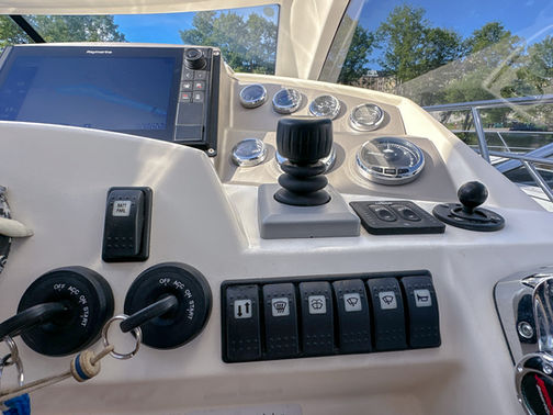 Styrplats Prestige 390S till salu med båtmäklaren Opulence Yachts