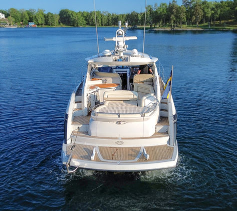 Exteriör Sunseeker 47 portofino. Till salu med båtmäklaren Opulence Yachts.