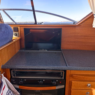 Nord West 390 årsmodell 2004, pentry. Till salu med Opulence Yachts.