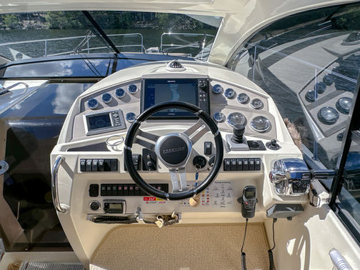 Styrplats Prestige 390S till salu med båtmäklaren Opulence Yachts