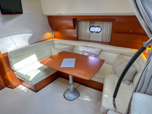 Salong & Pentry Prestige 390S till salu med båtmäklaren Opulence Yachts