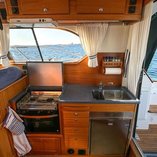 Nord West 390 årsmodell 2004, pentry. Till salu med Opulence Yachts.