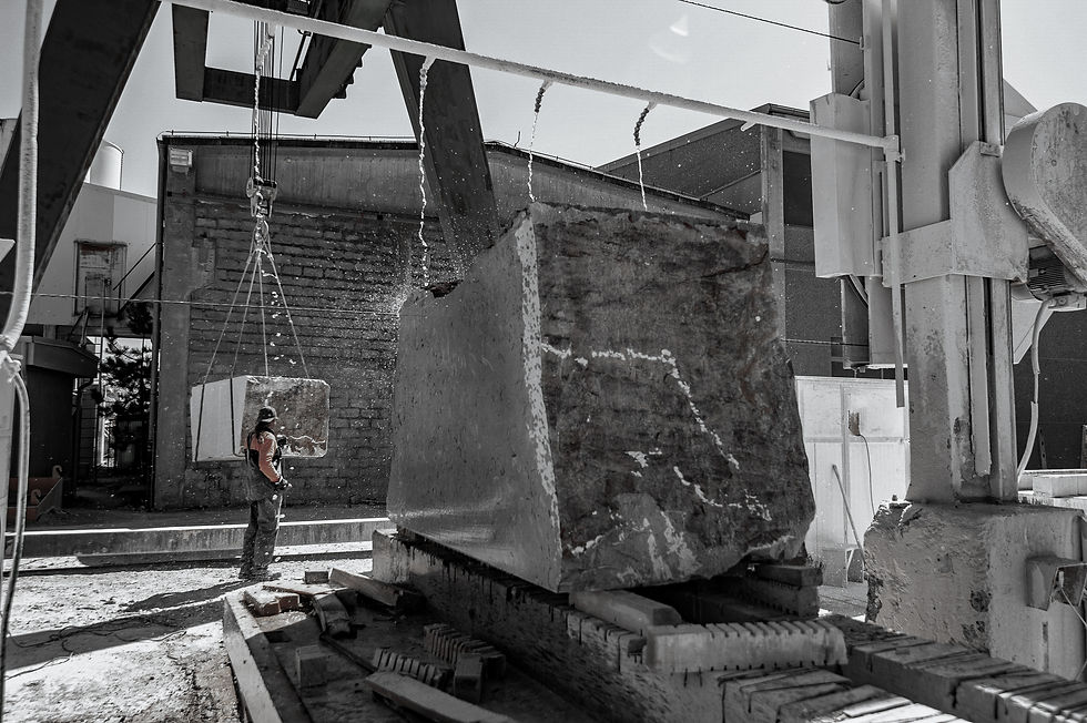 Marble slab cutting and processing at Mármol Export USA facility