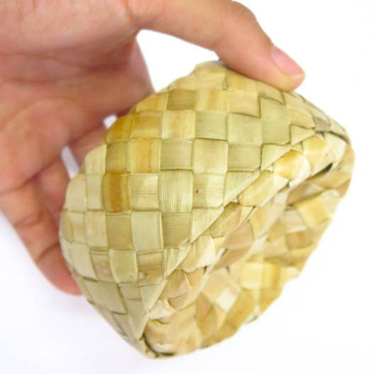 Boite à surprises 3,5" en feuille de palmier tressée (No Furries Delights)