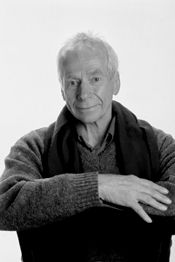 Photo d'Edward Podvoll en noir et blanc, les bras croisés