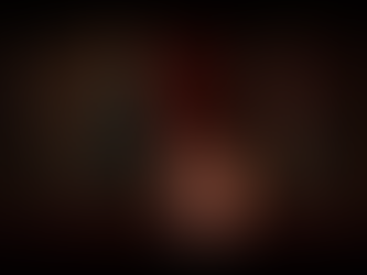 Elsa (La Reine des Neiges) de dos face à deux tableaux, l'un représentant ses proches aujourd'hui, l'autre la représentant enfant avec sa sœur et ses parents.