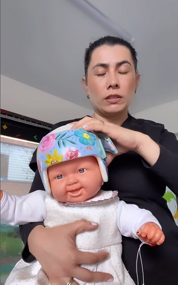 Fisioterapeuta con muñeca