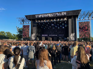Publikum samlet foran hovedscenen under Stavernfestivalen på en solrik sommerdag i Vestfold