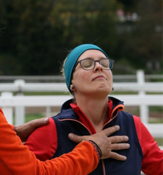 Simone atmet mit geschlossenen Augen, weitet ihren Brustkorb, sucht Verbindung mit der Herzenergie