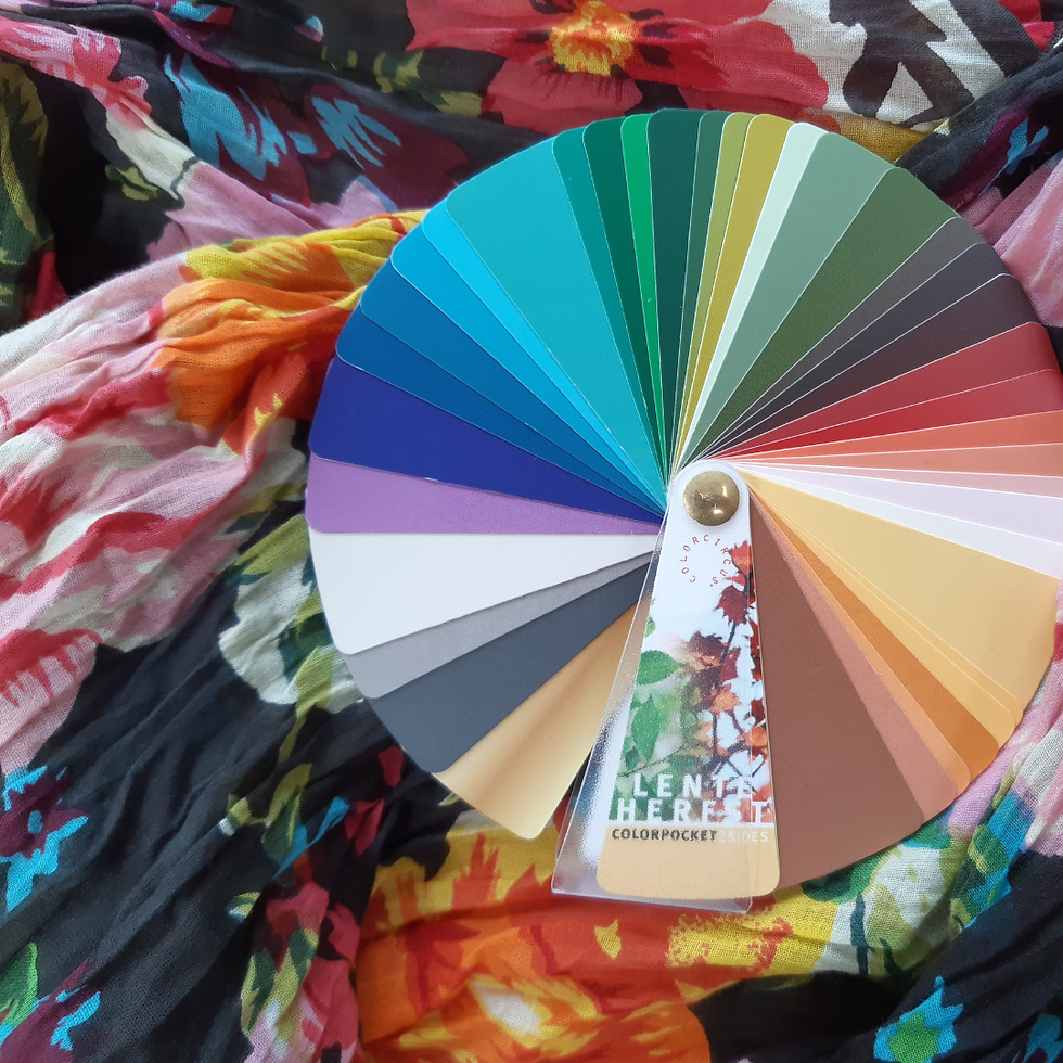 Op deze afbeelding zie je dat de kleuren makkelijk mixen met de print. Deze Lente-Herfst combinatie is top!