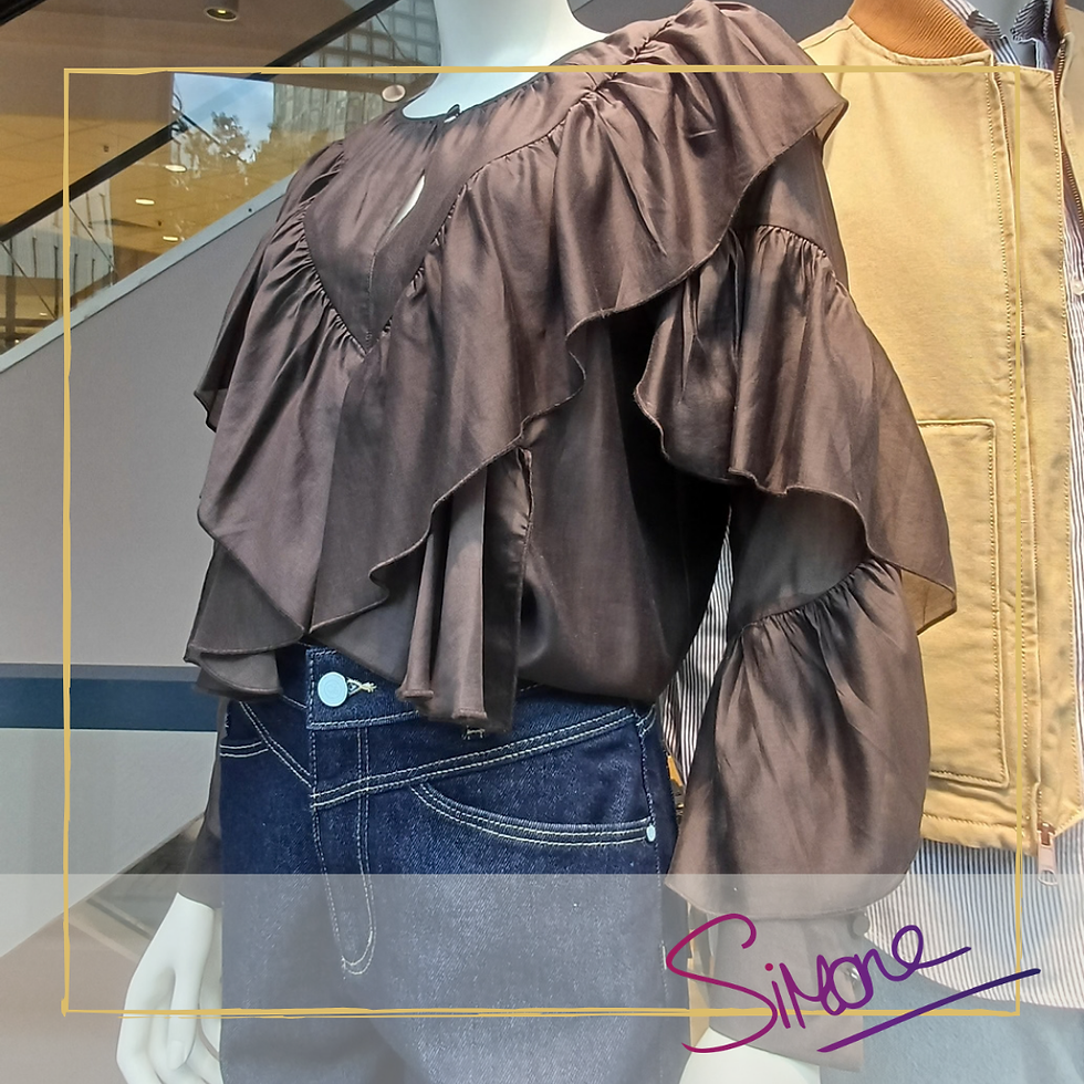 Blouse in glanzende stof met een royale V-vormige kraag en extra strook op de mouw, gezien bij Peek & Cloppenburg.