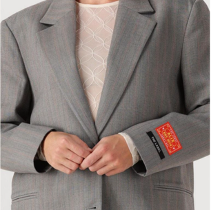 Etiket laten zitten of eraf?