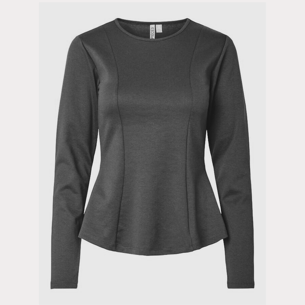 Een shirt met een schootje, oftewel het peplum model, geeft ruimte