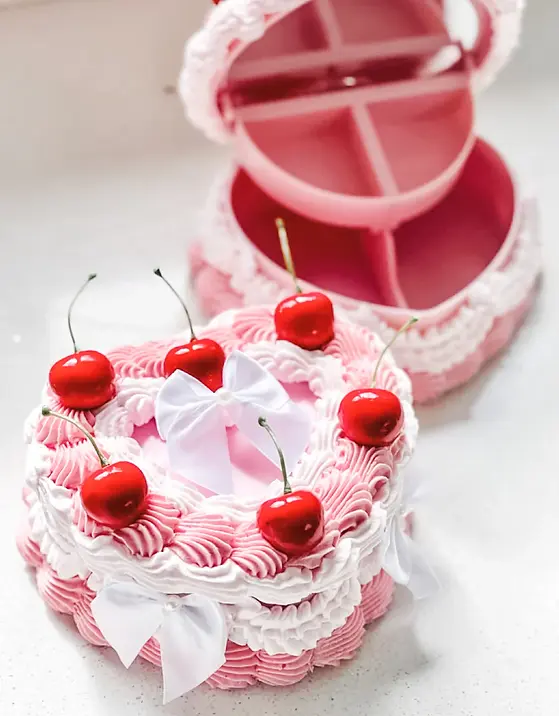 deco cream heartcake.webp