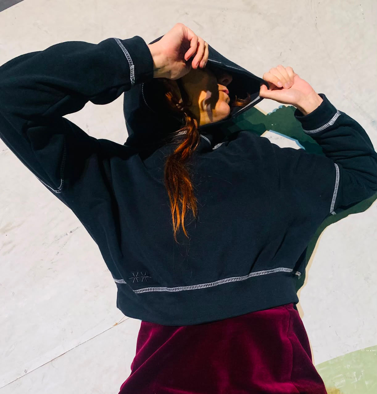 Buzo Hoodie crop con pespunte
