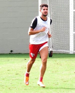 Pato volta a treinar com o grupo e pode reforçar Tricolor contra Verdão