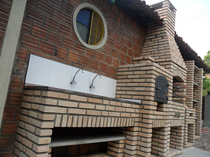 Churrasqueira, forno, fogão a carvão, balcão e armário em Residência (foto 2)