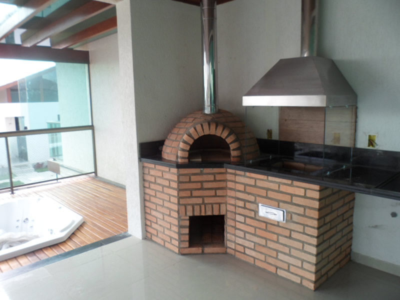 Churrasqueira em tijolo e vidro com forno em Cond. Raiz da Serra III (foto 1)