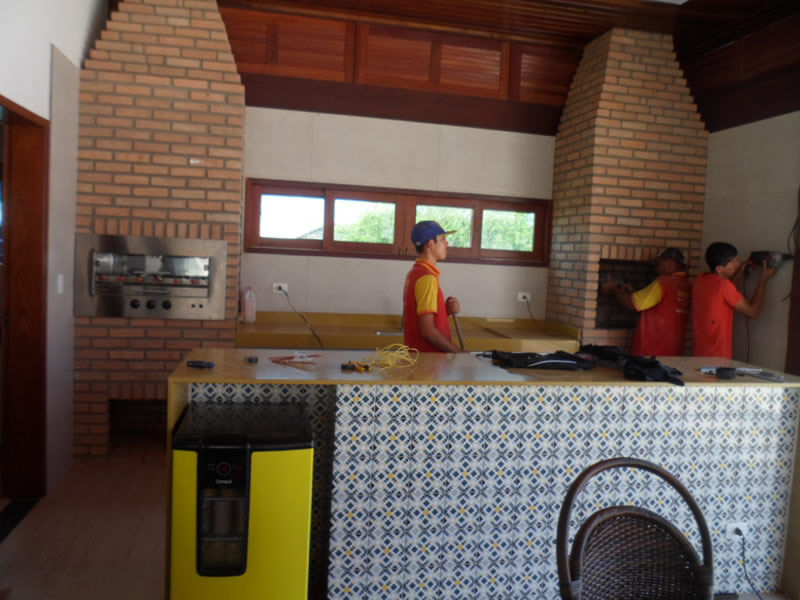 Churrasqueiras, fornos e revestimentos em várias casas em Cond. Serraville (Cond. dos Magistrados) (foto 13)