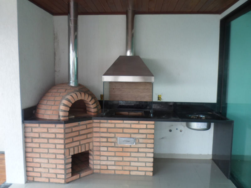 Churrasqueira em tijolo e vidro com forno em Cond. Raiz da Serra III (foto 2)