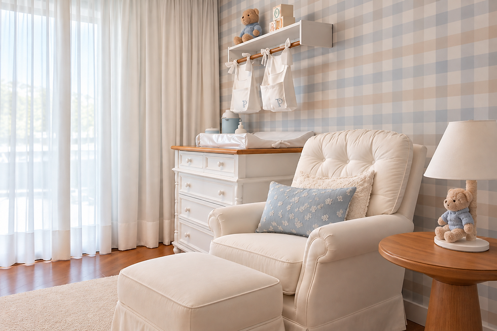 Quarto de bebê clássico com poltrona de amamentação e cômoda.