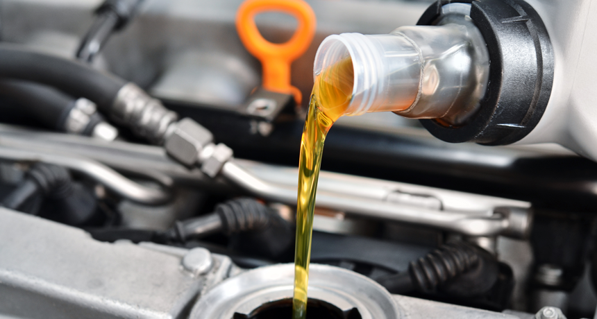 engine oil pouring