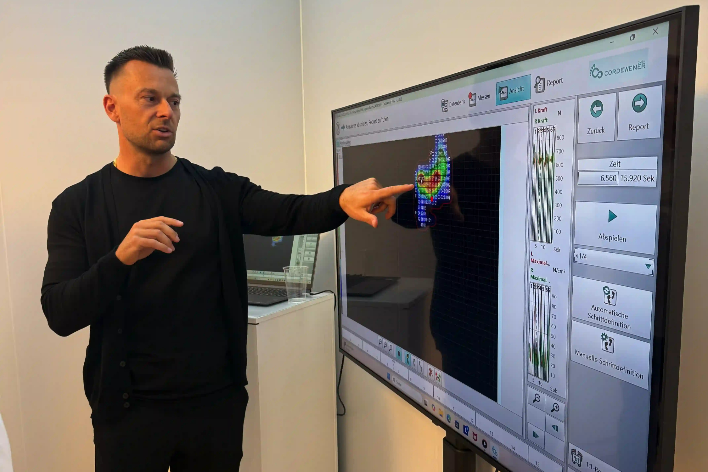 Gait analysis on screen at the Cordewener store