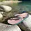 Miniaturbild: Ylamog Tita Flipflop Modell auf einem Stein in der Aare (Fluss in Bern)