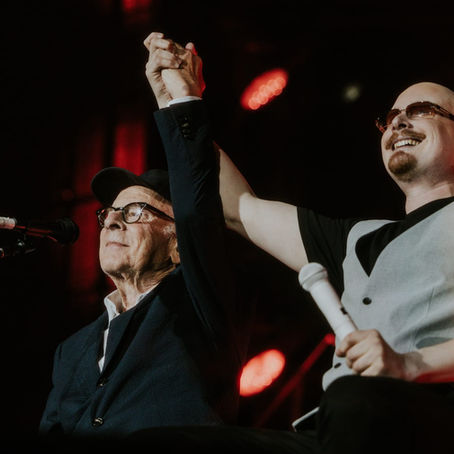 Art GarfunArt GarfunkelとArt Garfunkel Jr.がTel AvivのAviv Geffen Festival 2025でステージに立つ様子。kel und Art Garfunkel Jr. bei ihrem Auftritt auf der Bühne beim Aviv Geffen Festival 2025 in Tel Aviv.