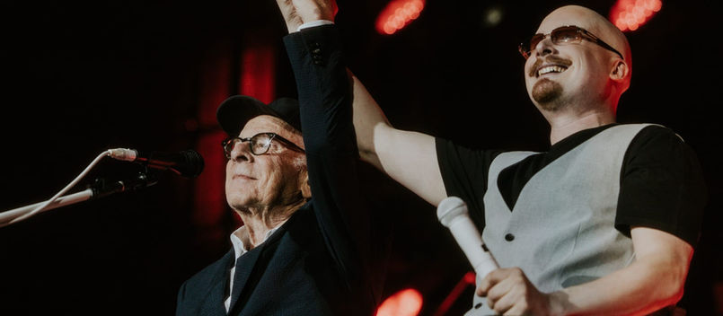 Art Garfunkel e Art Garfunkel Jr. sul palco durante la loro esibizione al Festival Aviv Geffen 2025 a Tel Aviv.
