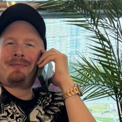 Art Garfunkel Jr. im T-Shirt während einer kreativen Pause.