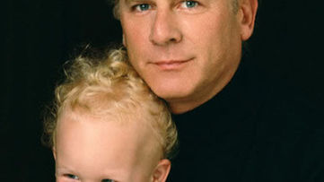 Art Garfunkel die Art Garfunkel Jr. op zijn schoot houdt – close-up van de gezichten, symboliseert de Art Garfunkel Jr. 2026 Jubilea en de muzikale connectie van de familie.