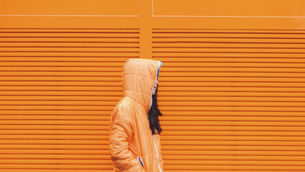 mujer vestida de naranja