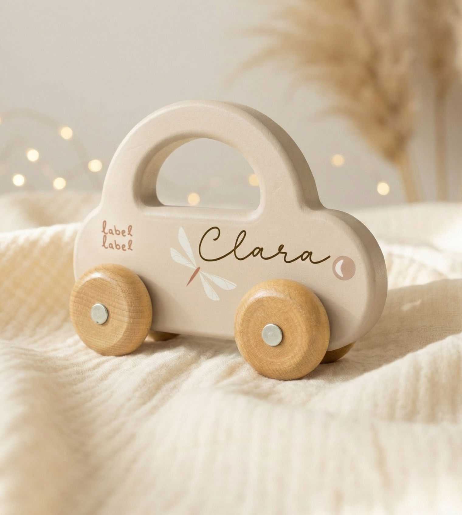 Personalisiertes Holzspielzeugauto mit Namen – Geschenk zur Geburt - Nougat