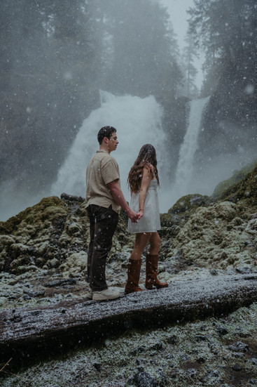 sahalie falls enagement session