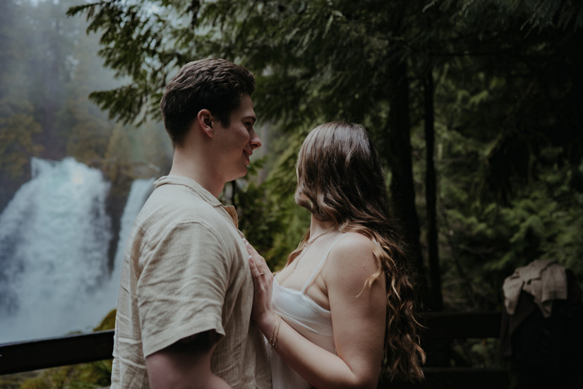 sahalie falls enagement session