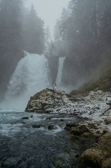 sahalie falls enagement session