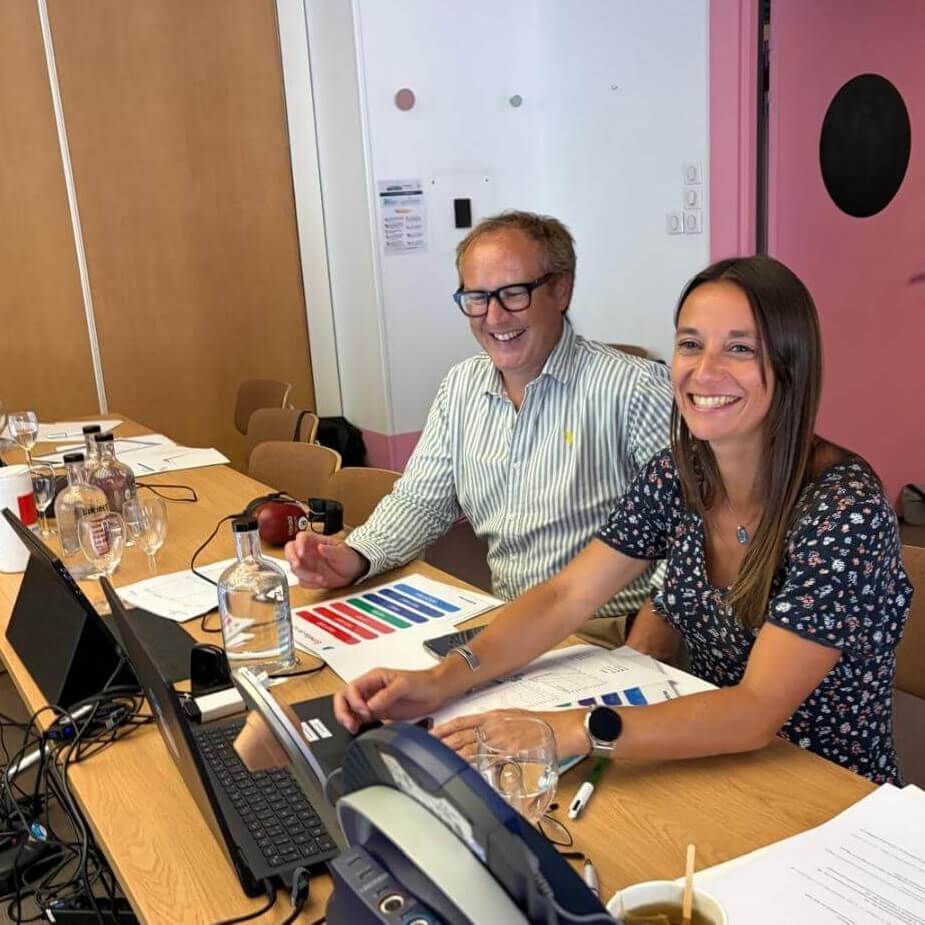 Le partage d’expérience entre assistantes et audioprothésistes est un moyen puissant pour améliorer la qualité du service. Ces rencontres permettent de confronter les pratiques, d’échanger des idées et de trouver ensemble des solutions aux défis rencontrés. 