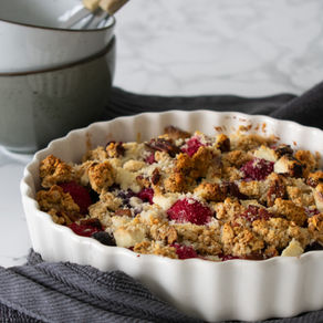 Ontbijt crumble met rood fruit en witte chocolade
