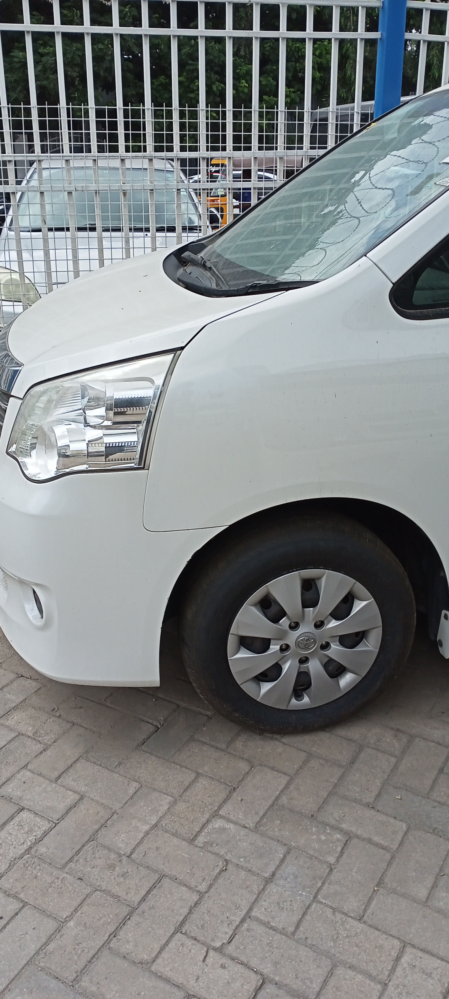 Toyota Noah 2013