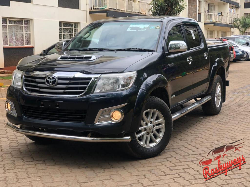 TOYOTA HILUX Invincible