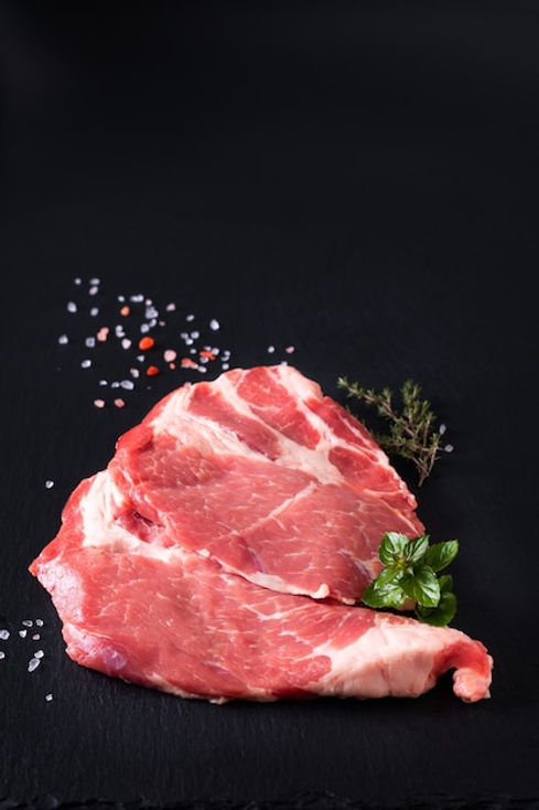 concepto-alimentos-piezas-crudas-paleta-cerdo-rebanada-carniceria-tablero-piedra-pizarra-n