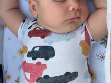 Bébé qui dort avec tête tournée que d'un côté