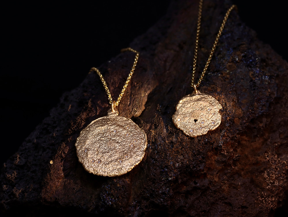 Himmelsscheibe Gold Amulett Brillanten Diamanten Goldschmiede Rapperswil Nicole Grob Spezielle Amulette mit Bedeutung