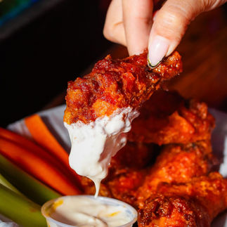 best chicken wings, wing night at the rabbit hole in Astoria, Queens