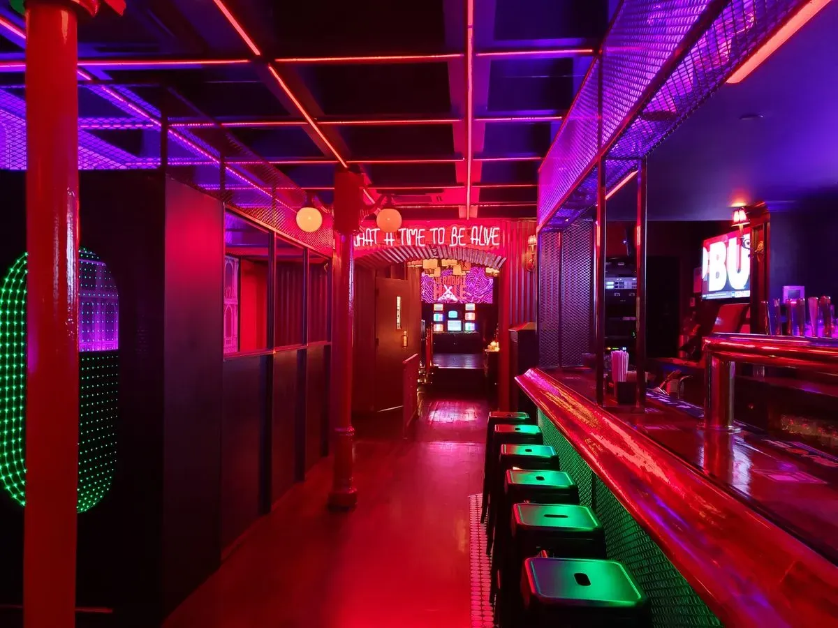 BEST BARS IN ASTORIA QUEENS. SPORTS BAR. HAPPY HOUR. THE RABBIT HOLE