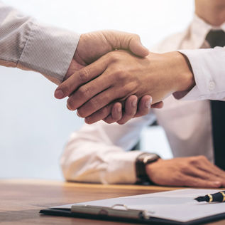 Hombre recogió 62 currículums de la basura, los repartió y le consiguió trabajo a 14 personas