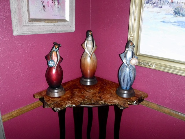 Corner Sculpture Table